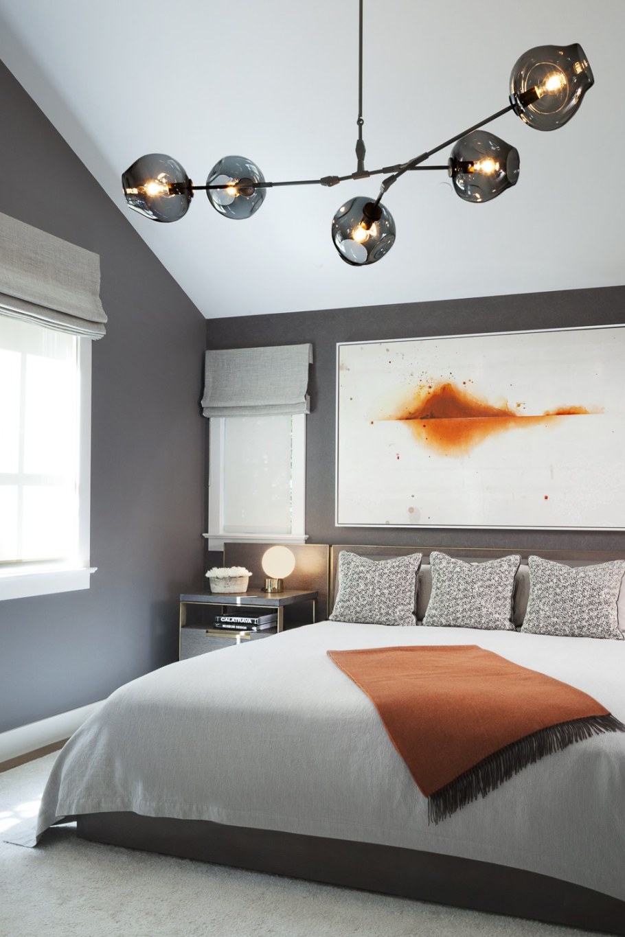 Люстры для спальни в современном стиле в интерьере