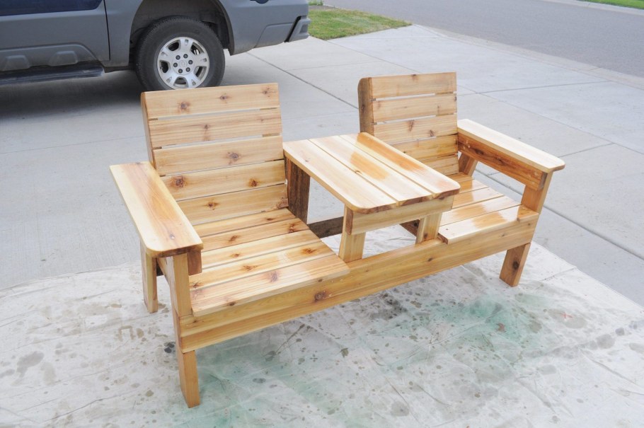 Скамейка со столиком