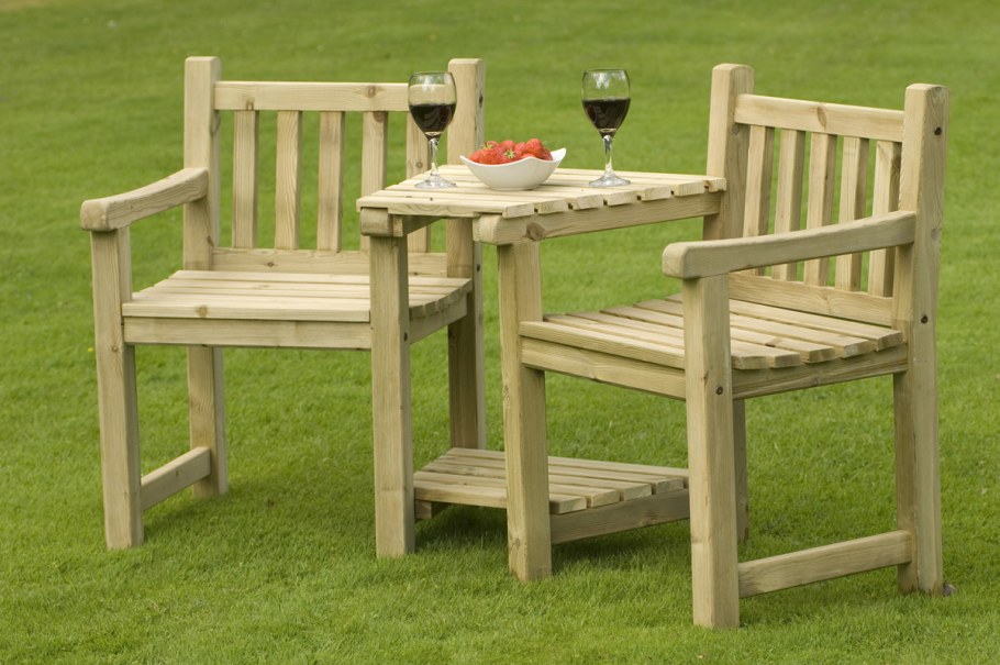 Деревянный стол в саду