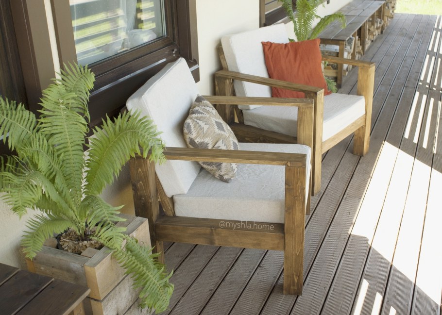 Деревянное кресло для террасы