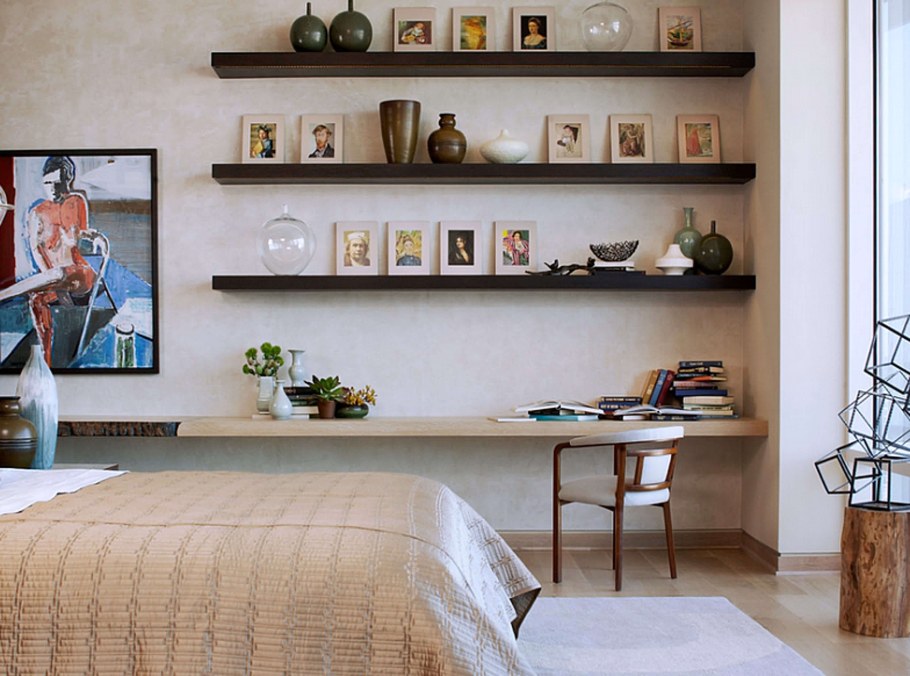 Полки в интерьере спальни