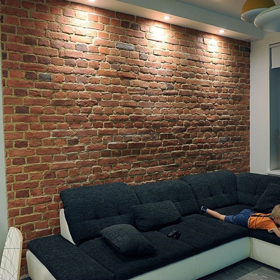 Стена из декоративного кирпича