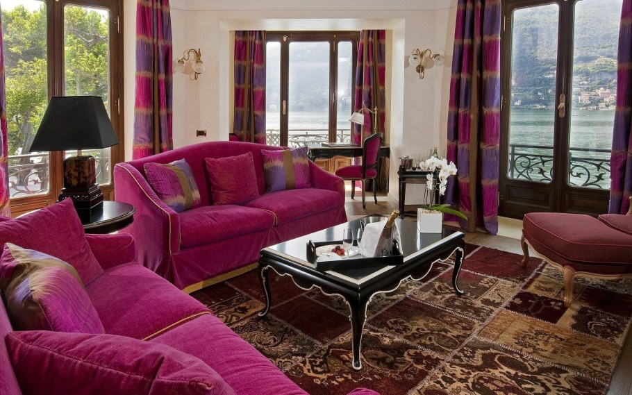 Бордовый диван в интерьере гостиной