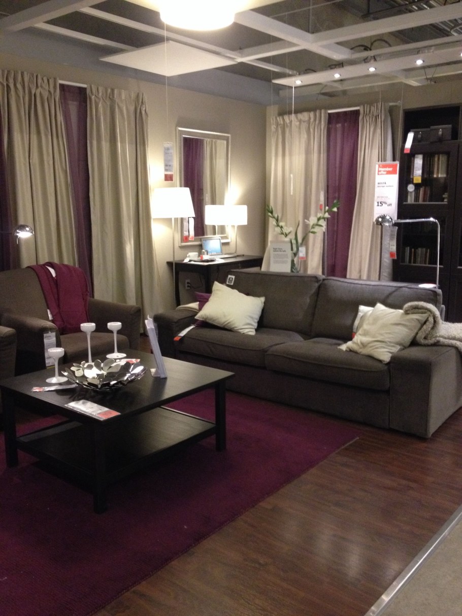 Бордовый цвет в интерьере гостиной