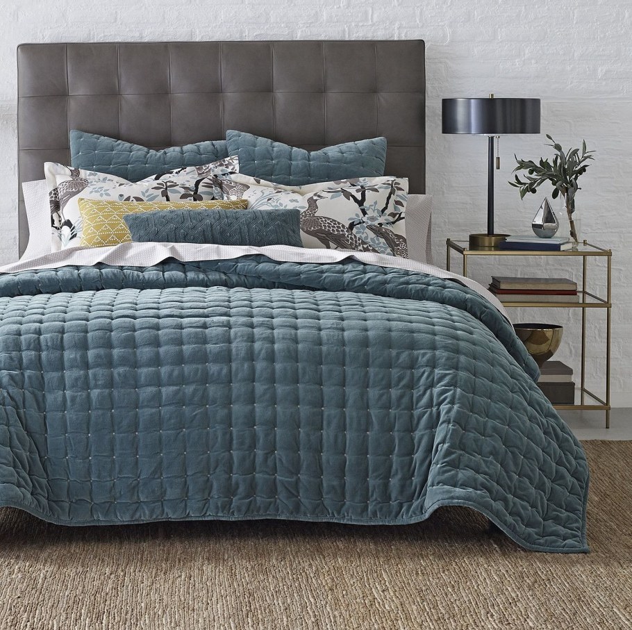 Заправленная кровать