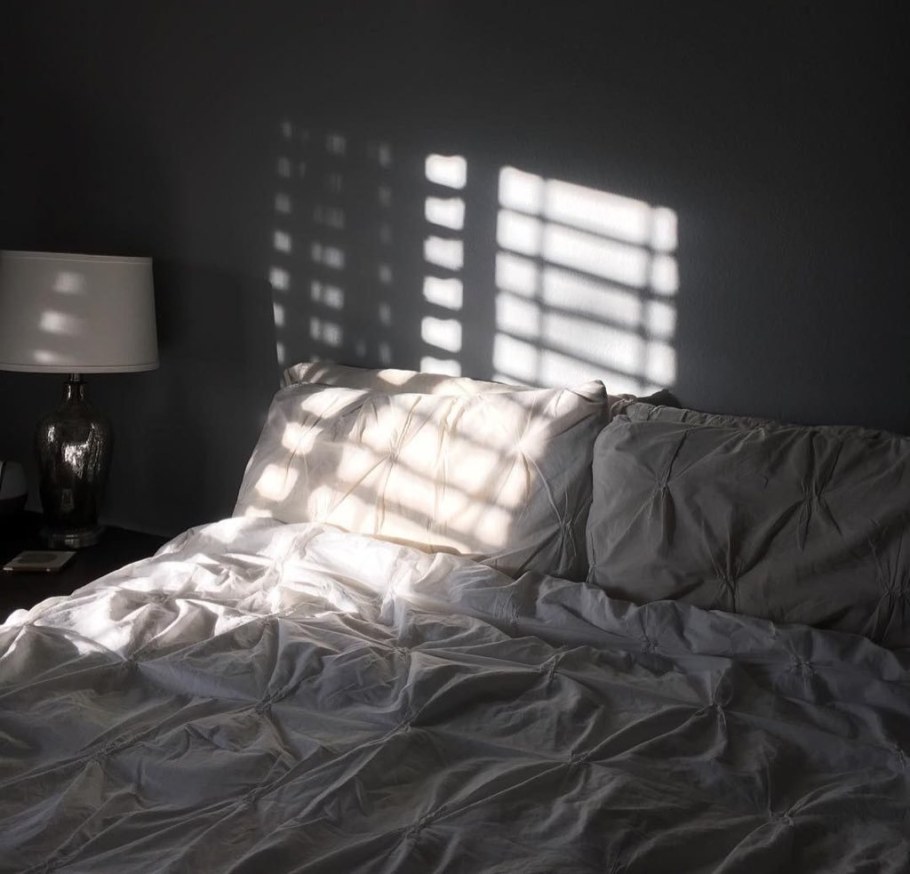 Кровать гача лайф ночью