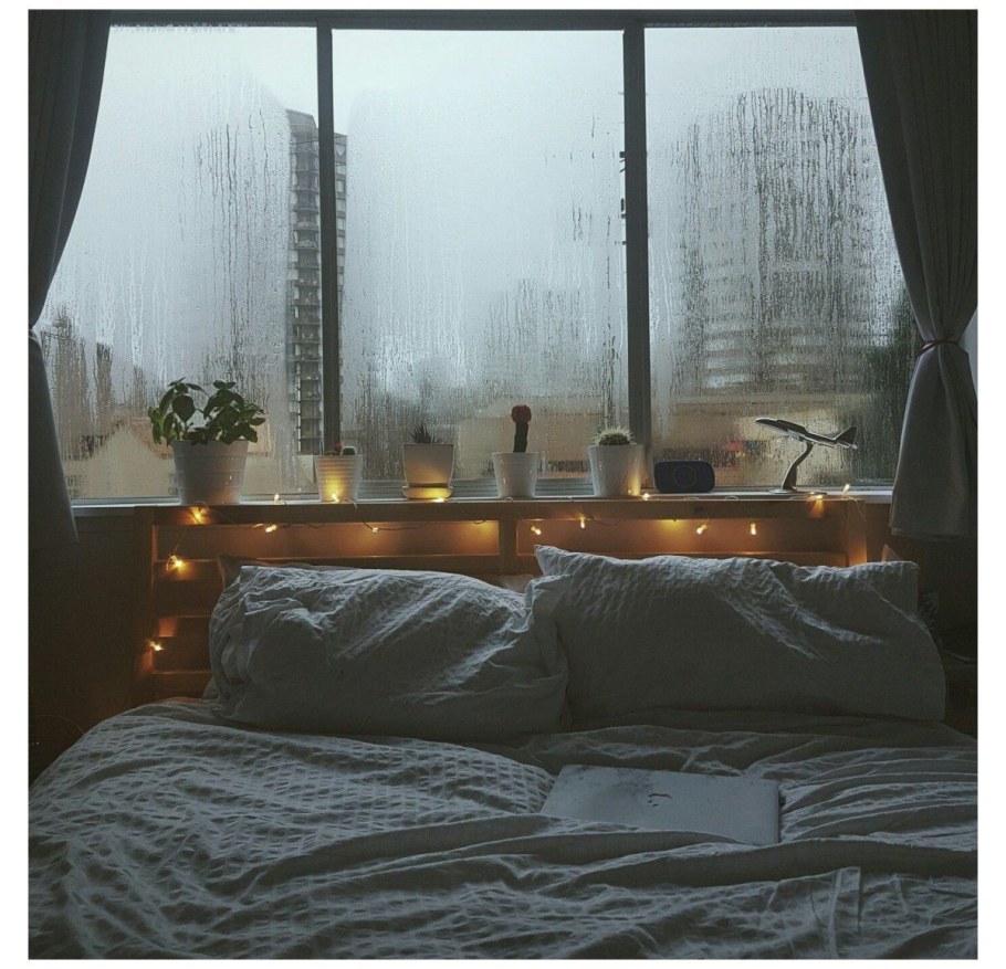 Кровать у окна ночью
