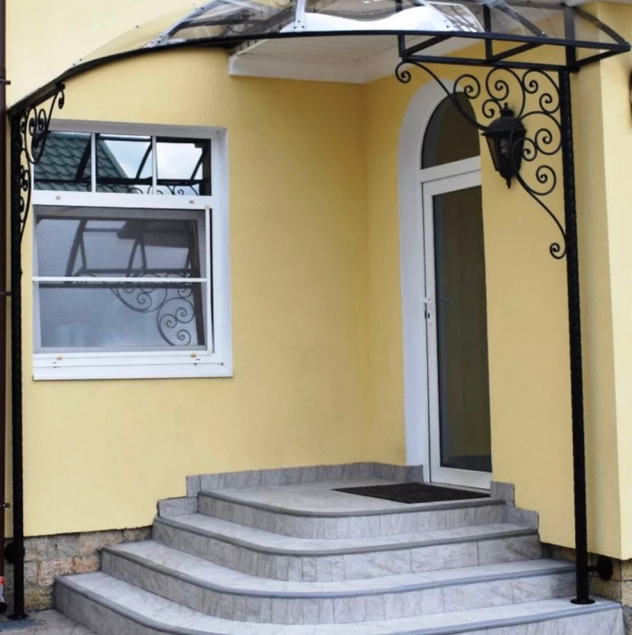 Козырёк над крыльцом