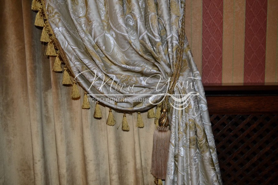 Шторы с бахромой в интерьере гостиной и кистями