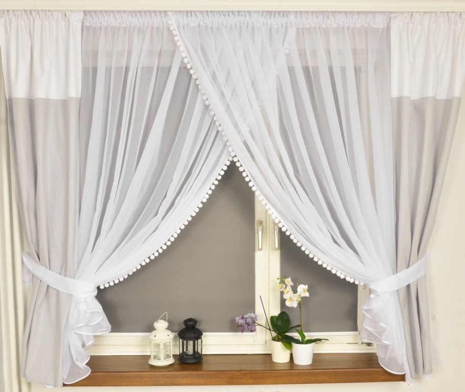 Тюль с помпонами