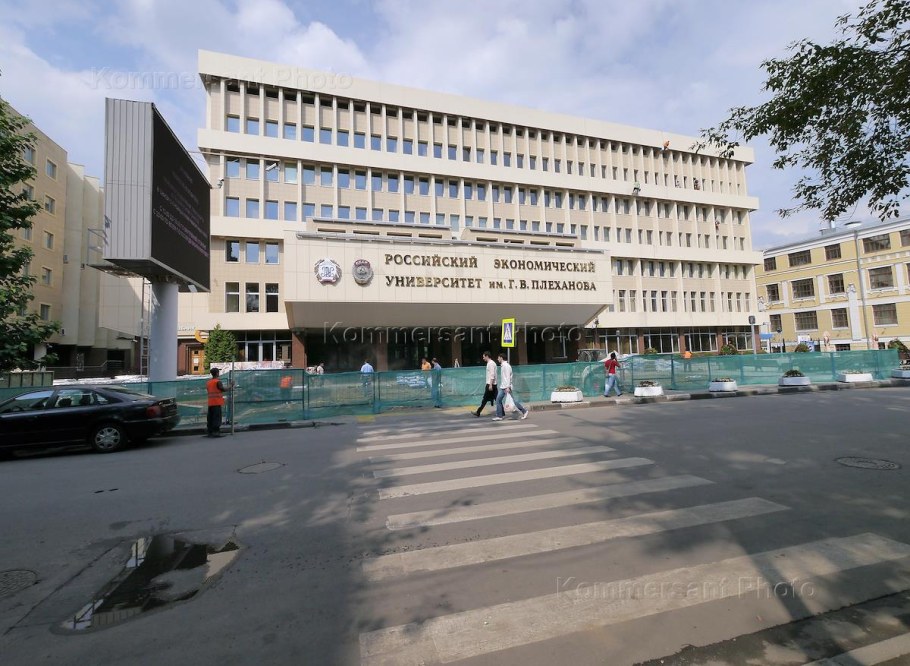 Статуи академиков перед МФТИ