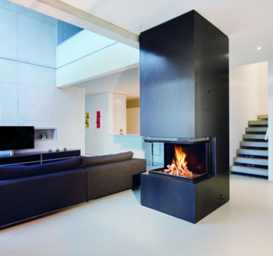 Камин в центре гостиной