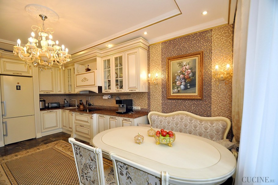 Небольшая кухня в классическом стиле