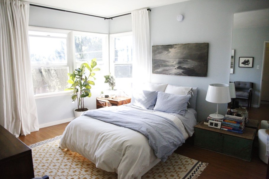 Угловое окно в интерьере спальни