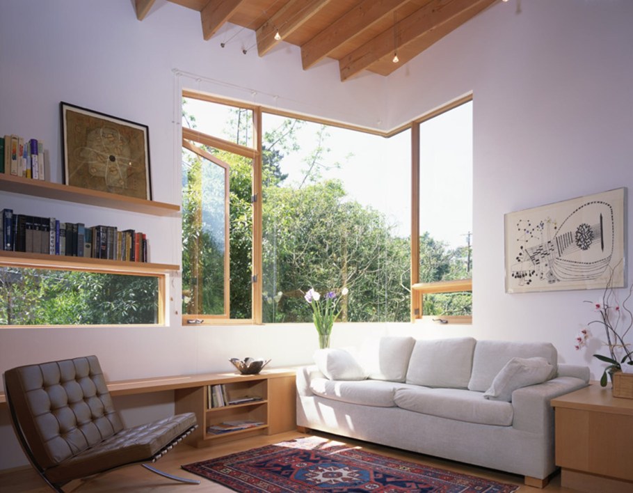 Интерьер комнаты с угловым окном