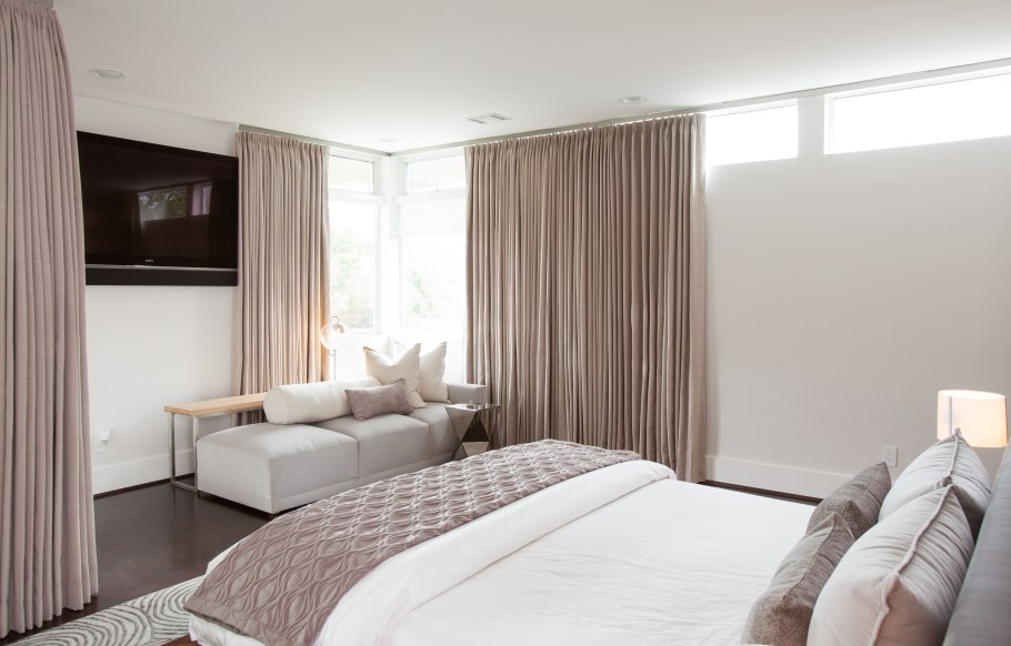 Шторы на угловое окно в спальню