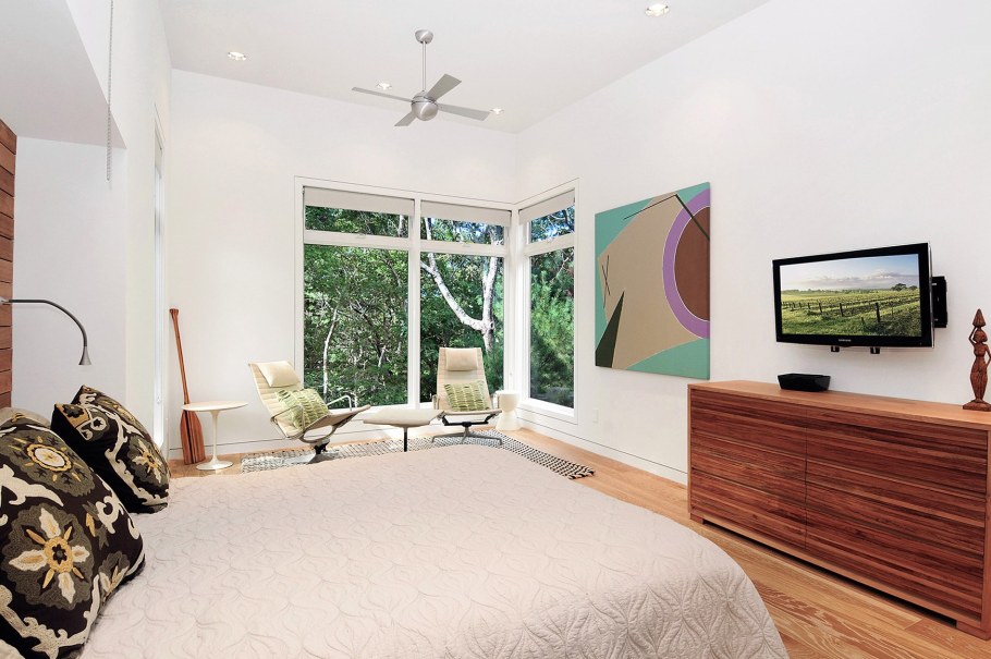 Угловое окно в интерьере спальни