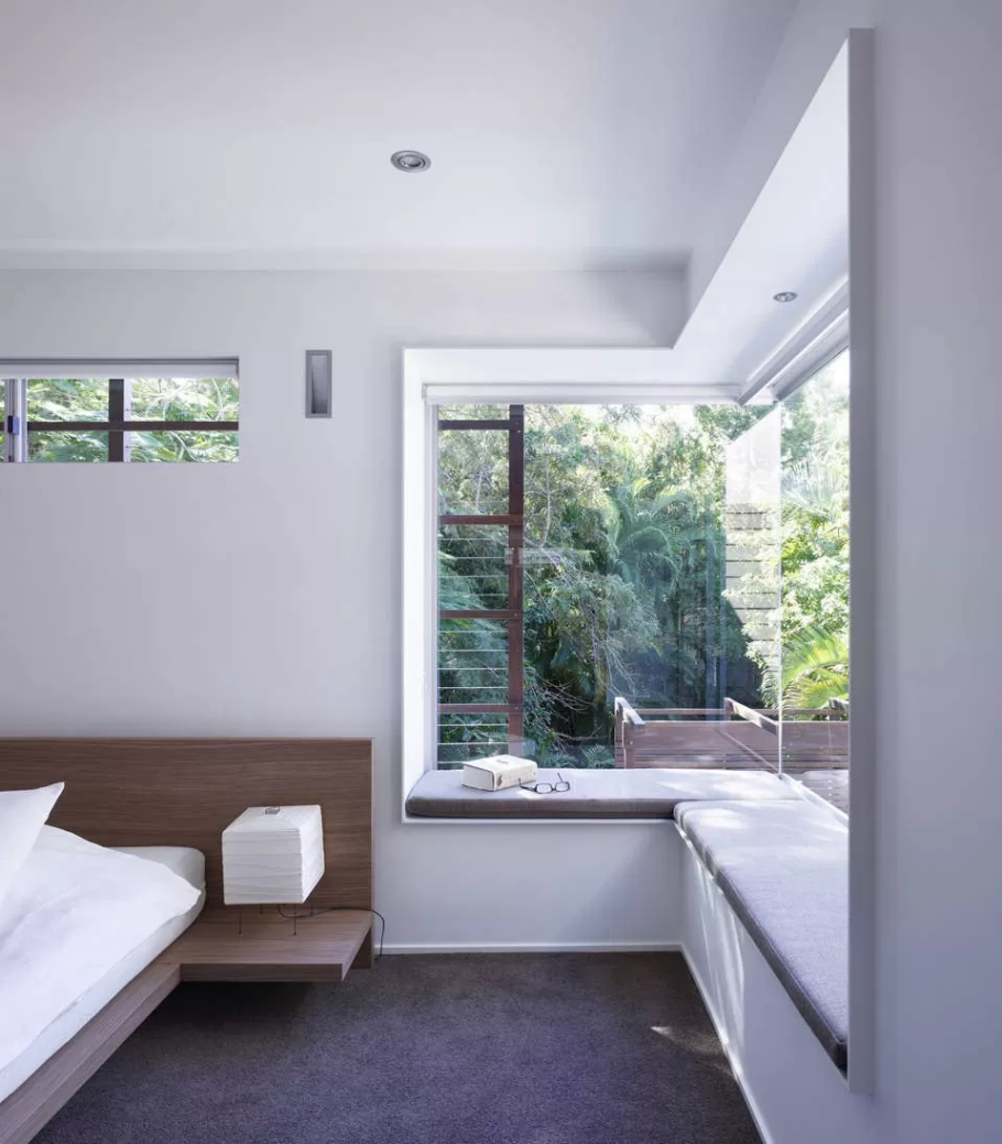 Интерьер комнаты с окном