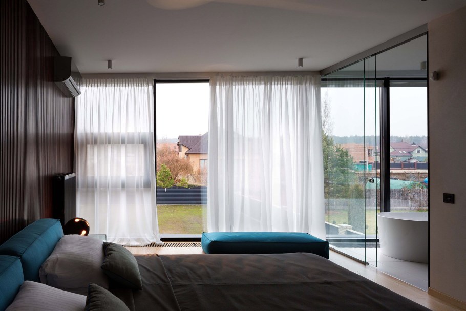 Угловое окно со стойкой