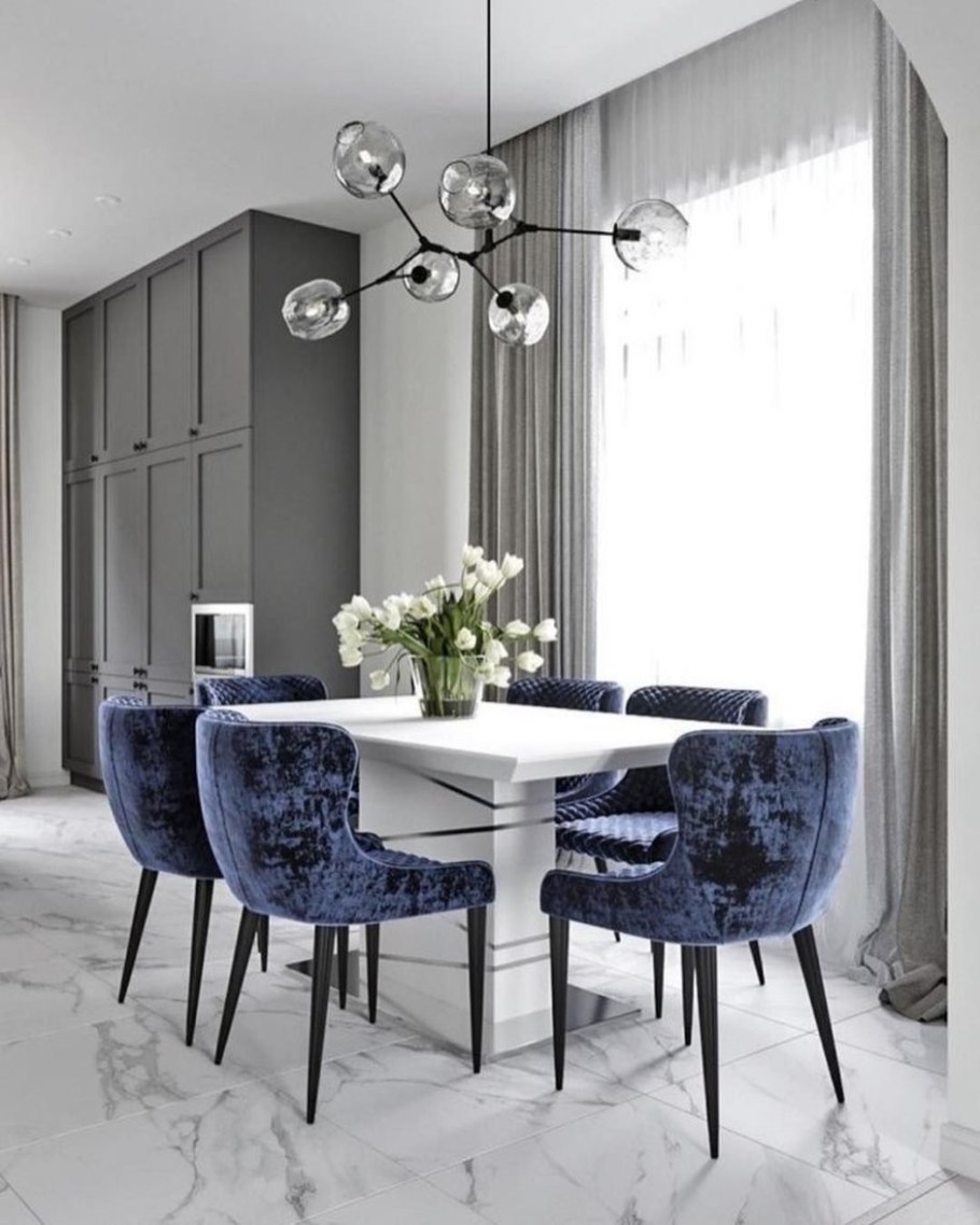 Стол обеденный в неоклассическом стиле