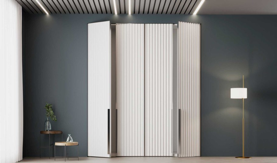 Шкаф с ребристыми фасадами