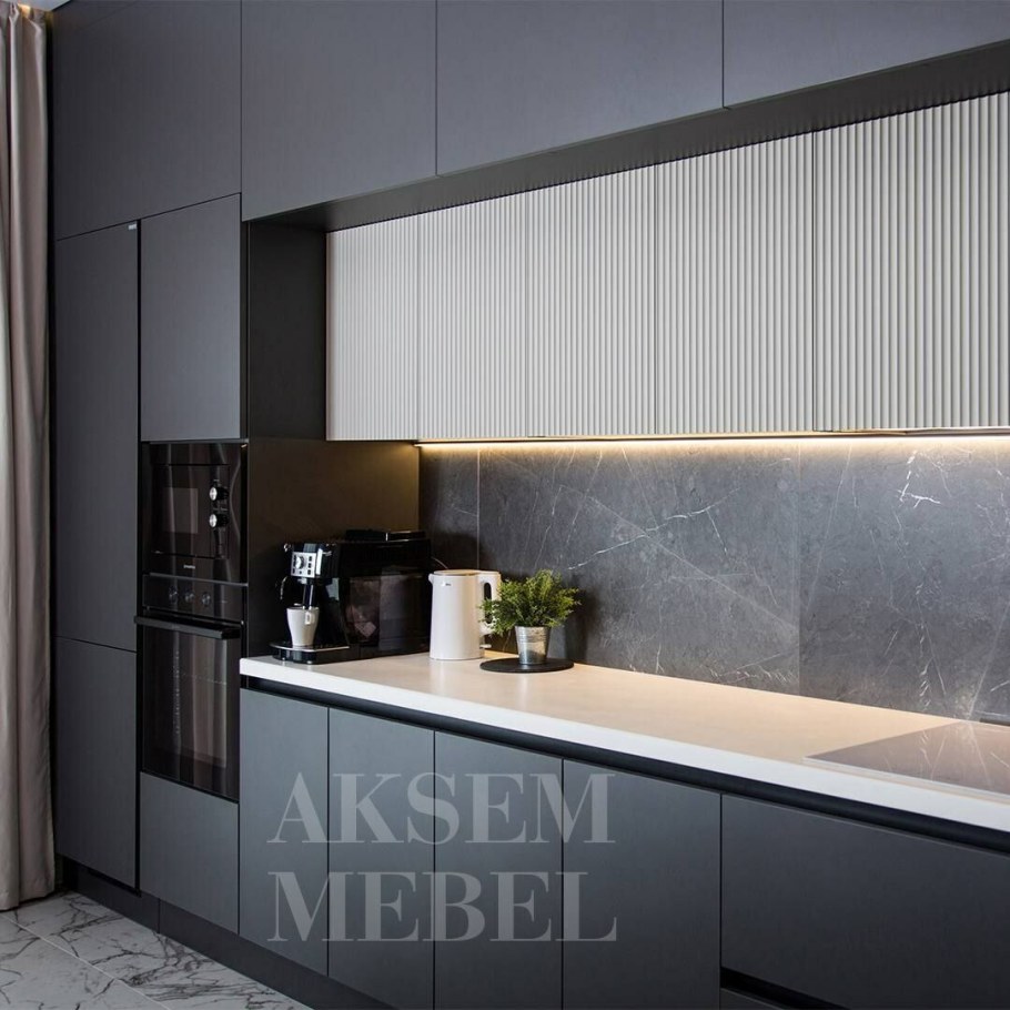 Белая кухня с рифлеными фасадами