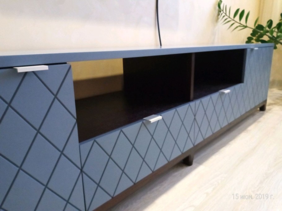 Тумба под телевизор с рифлеными фасадами