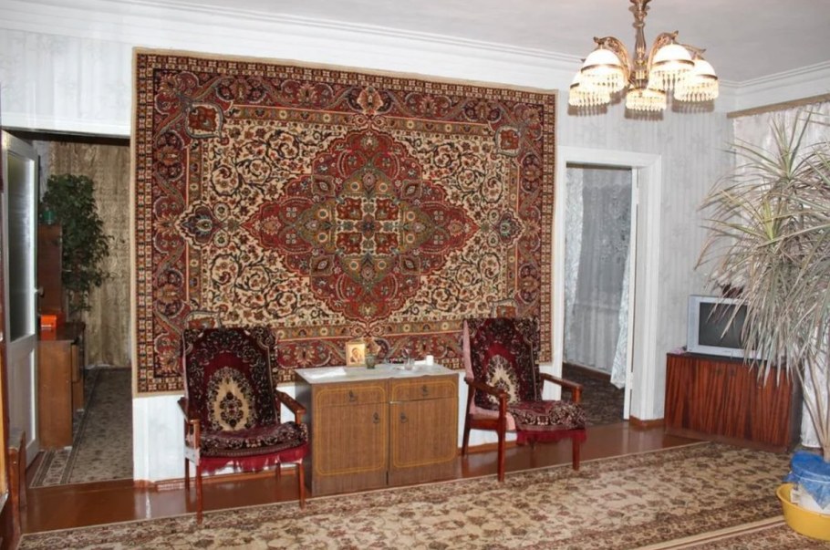 Комната с ковром на стене