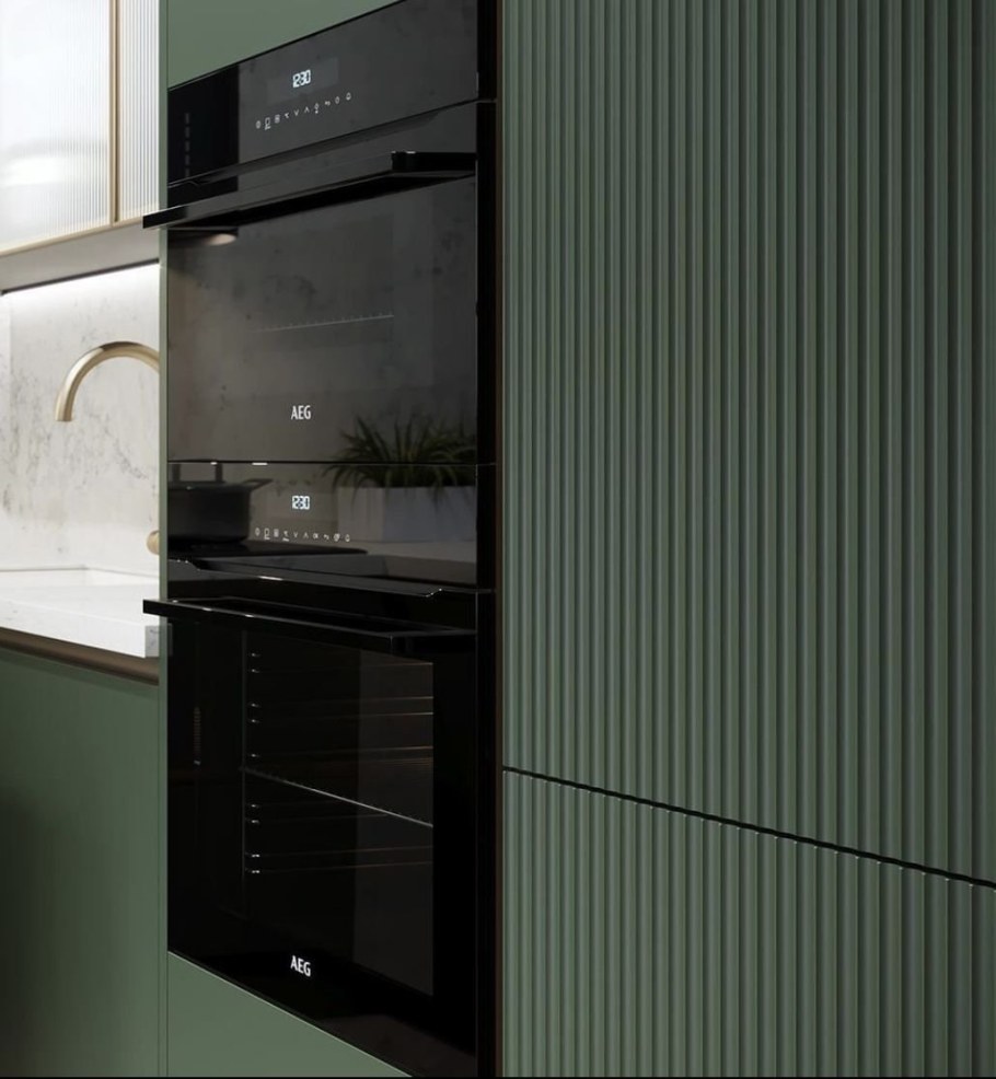 Кухня с рельефными фасадами в вертикальную полоску