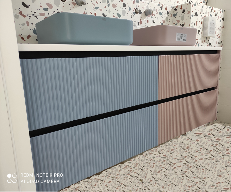 Подвесная тумба с рифленым фасадом