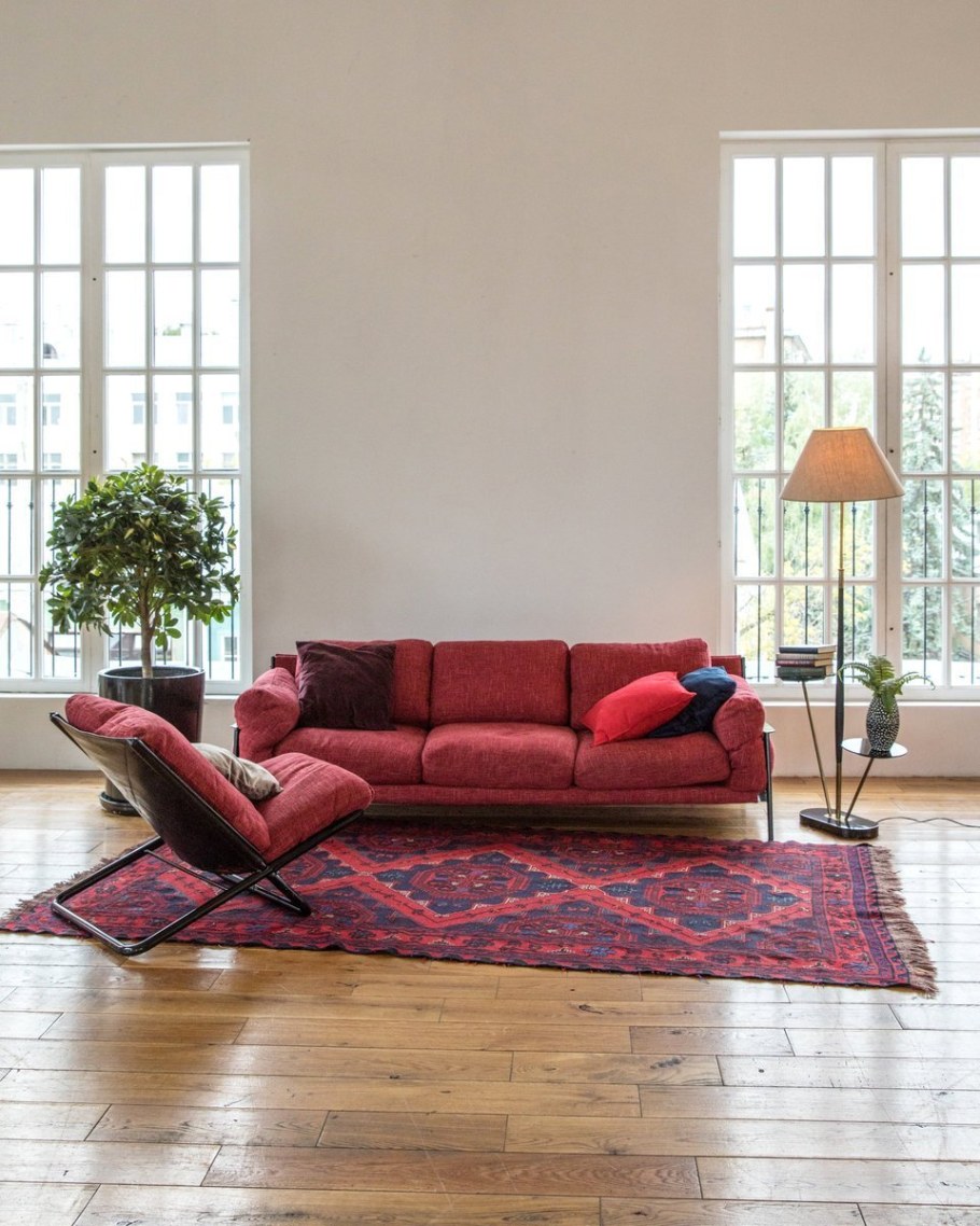 Красный ковер в интерьере гостиной