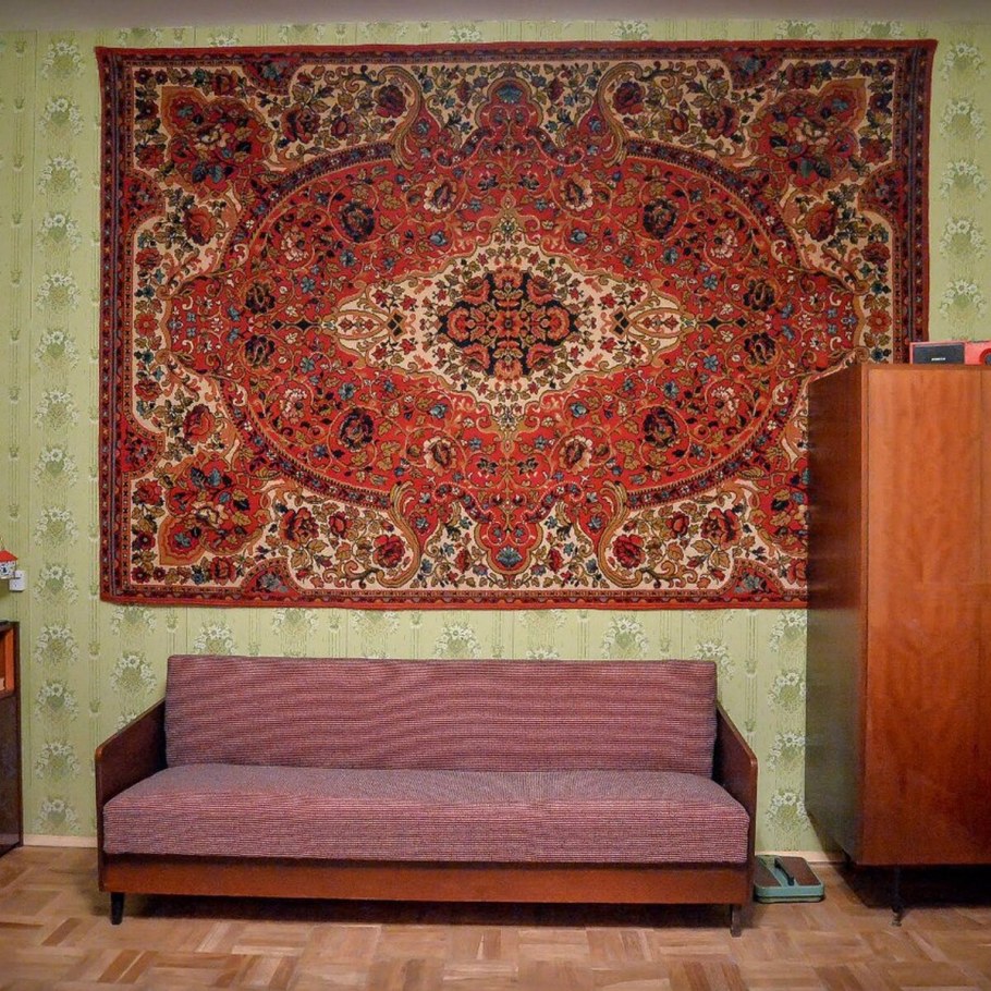 Комната с ковром на стене