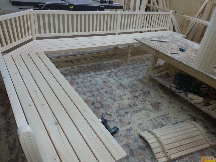 Угловая скамейка в беседку