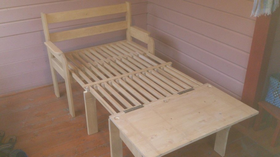 Раздвижная кровать из дерева