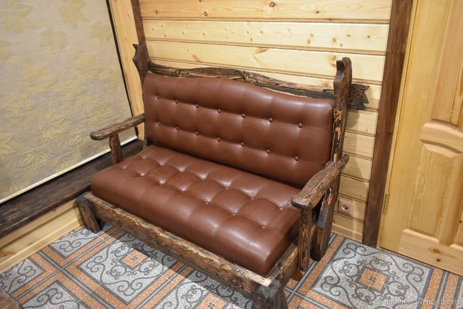 Кожаный диванчик в баню
