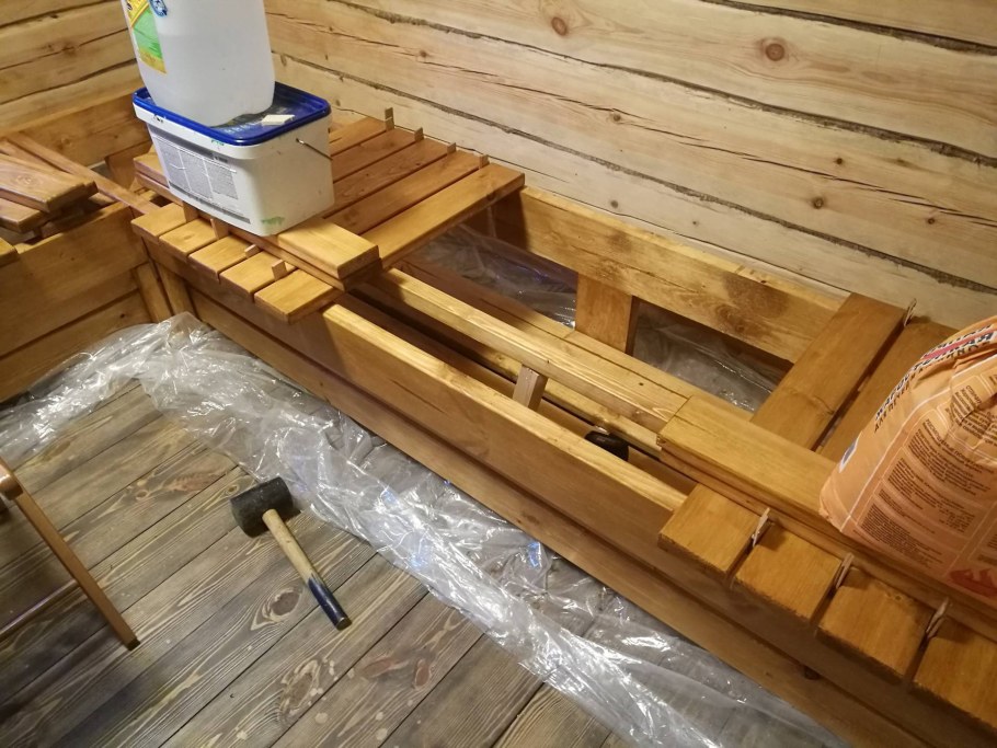 Угловая лавочка в баню