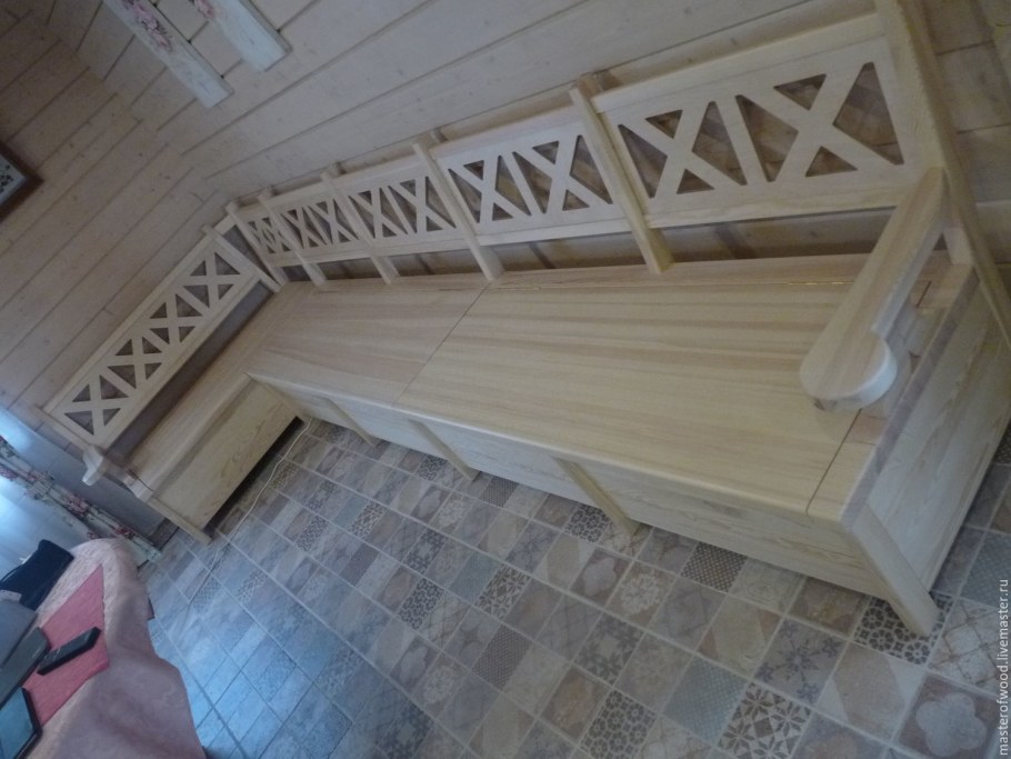 Угловая скамья из дерева