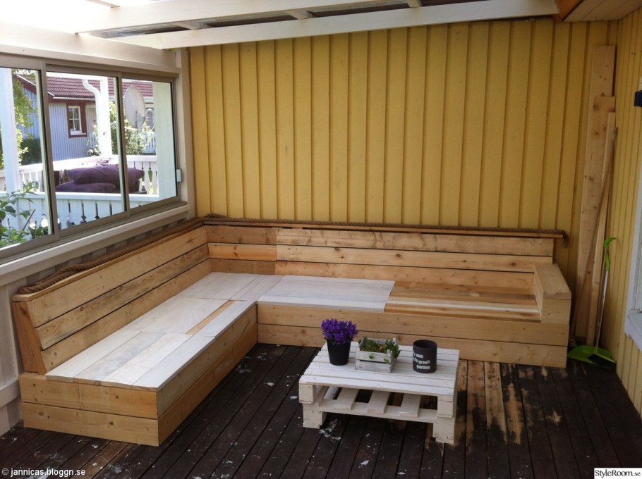 Диванчик деревянный в предбаннике