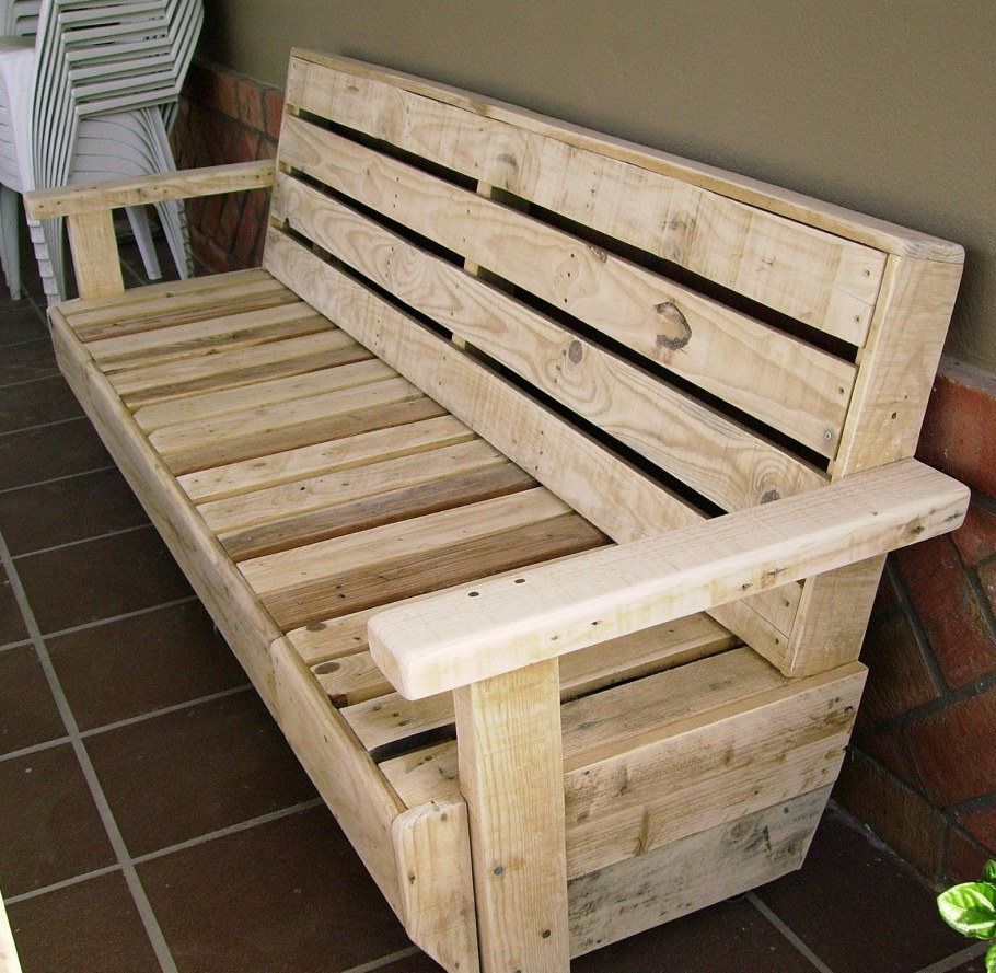 Деревянные скамейки с подушками