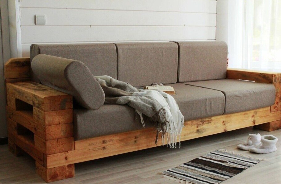 Деревянный диван с подушками