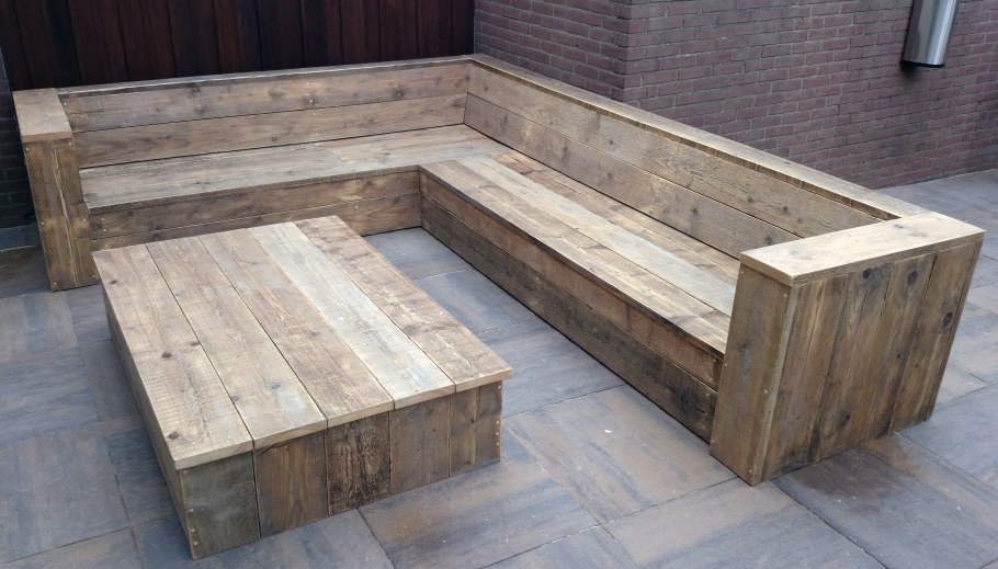 Угловая скамейка из досок
