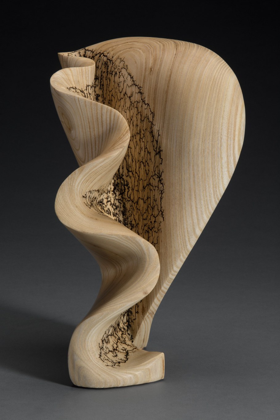 Абстрактная скульптура из дерева