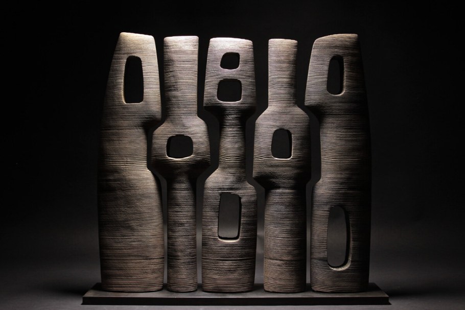 Абстрактная скульптура из дерева