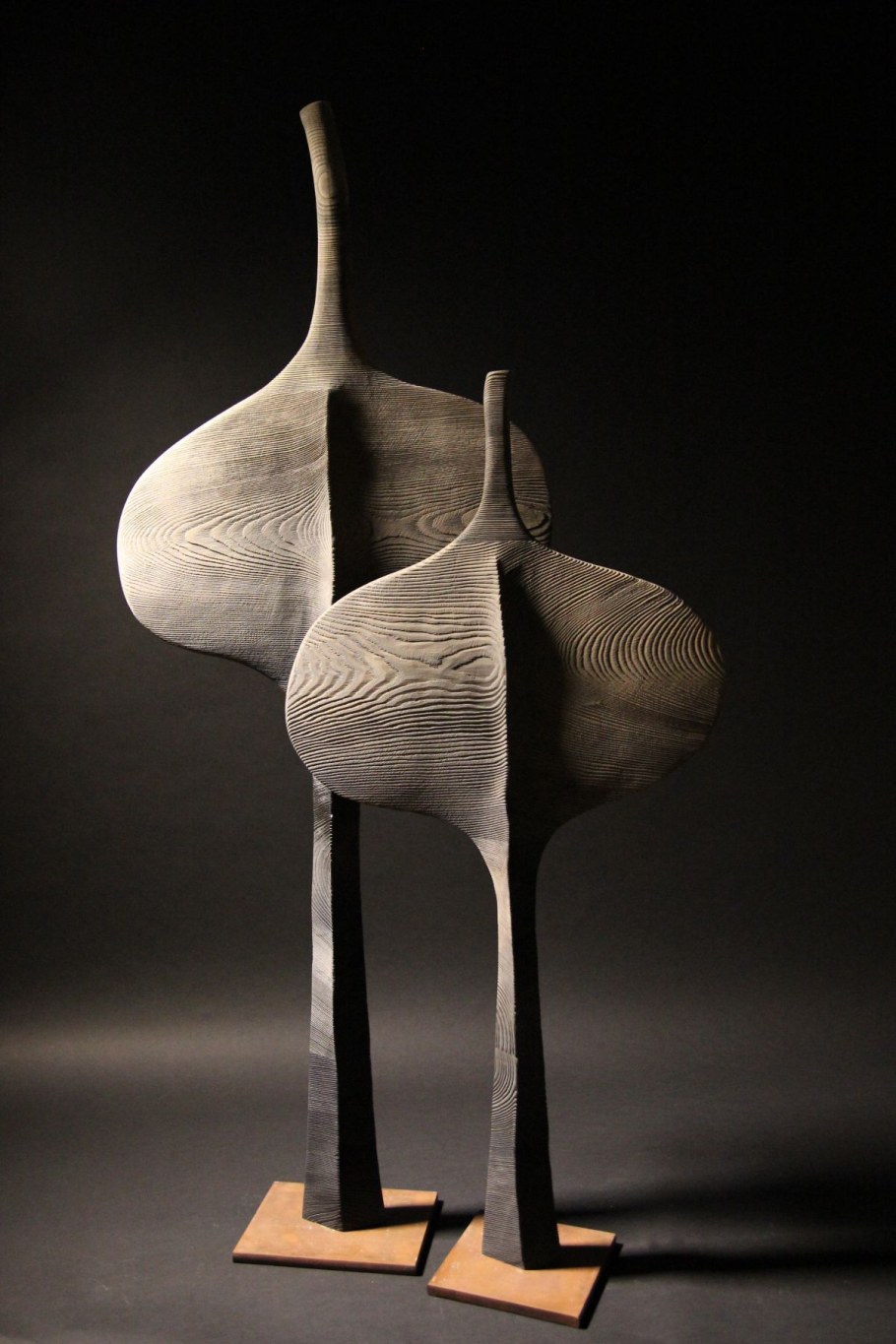 Современная скульптура из дерева