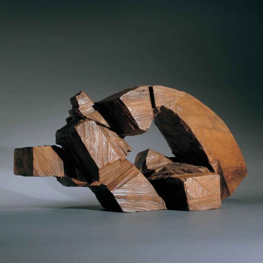 Деревянная объемная скульптура абстракция