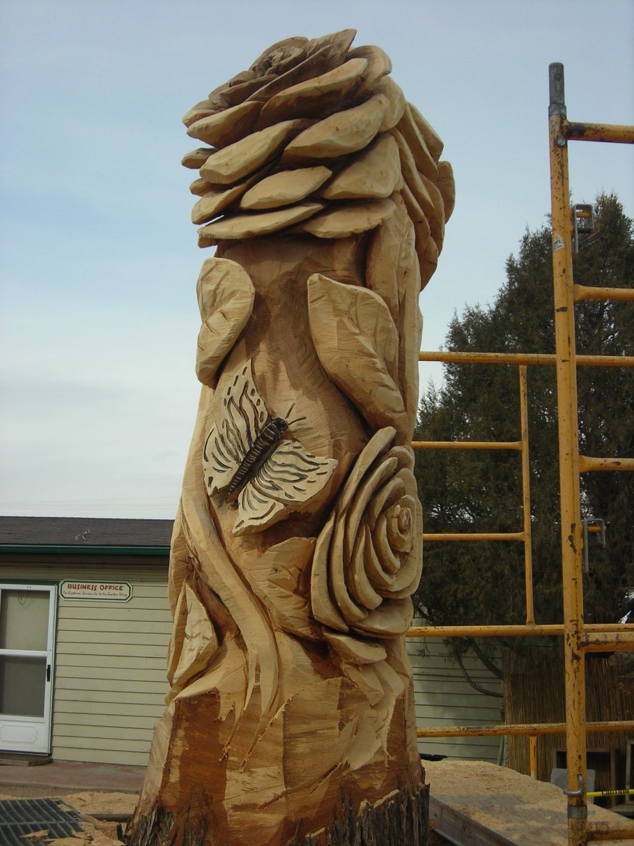 Скульптура из ствола дерева