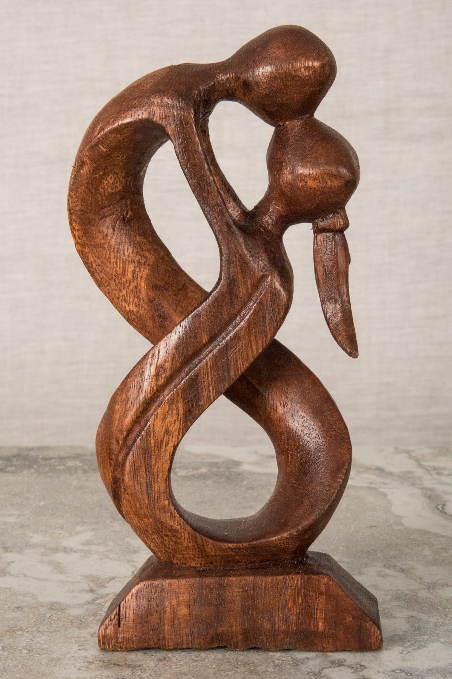 Абстрактная скульптура из дерева