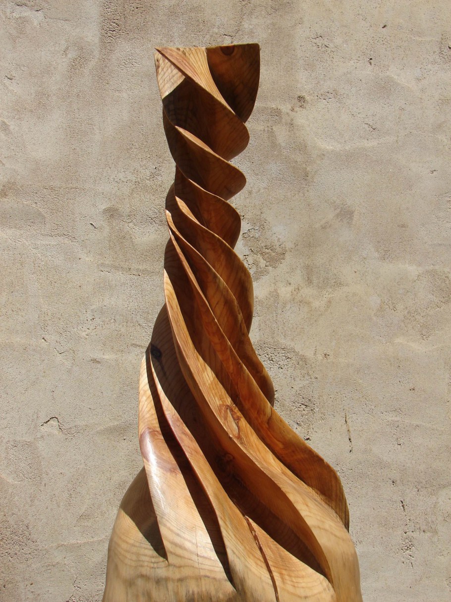 Стилизованная деревянная скульптура