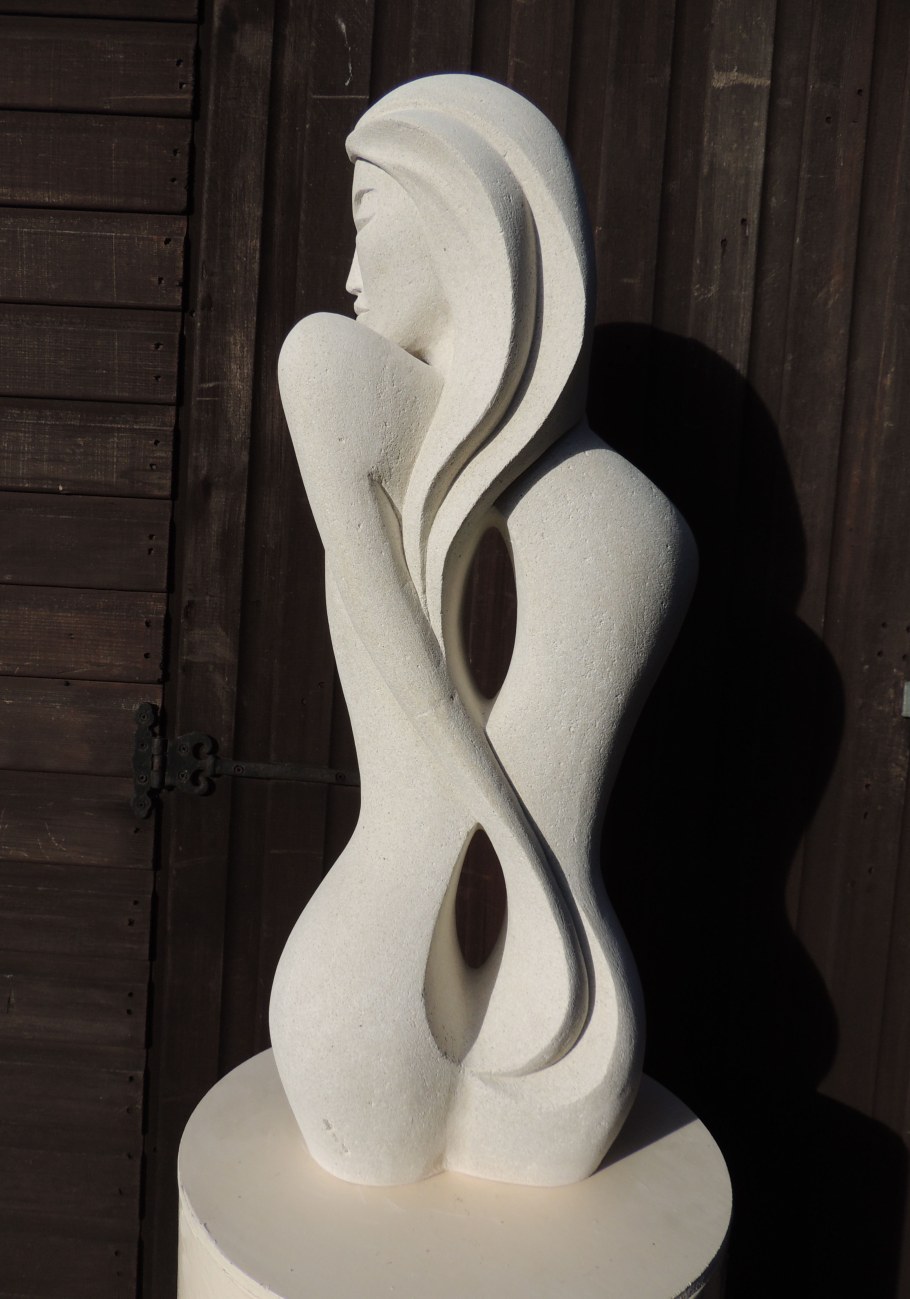 Стилизованная скульптура