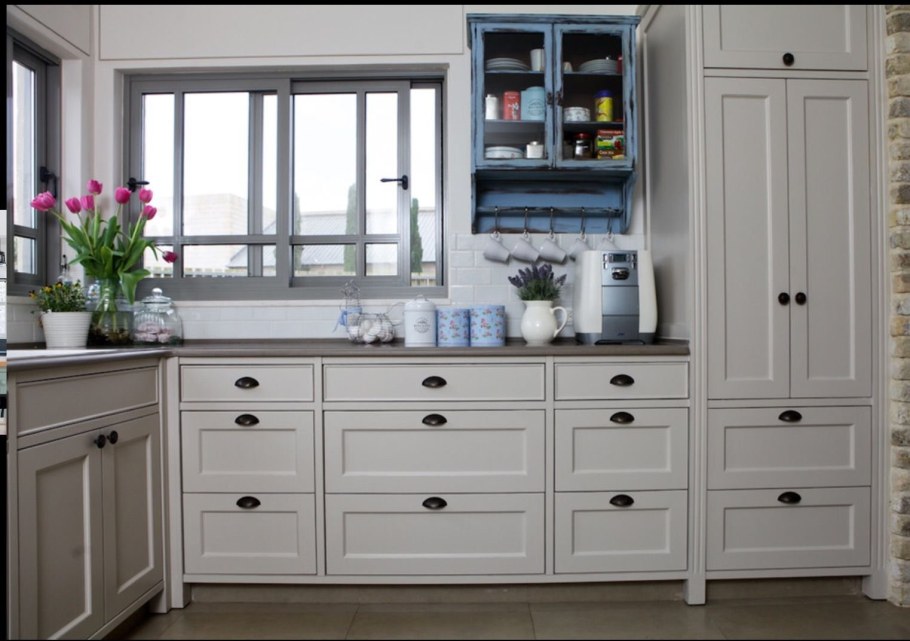 Кухня с ручками кнопками